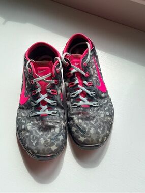 Nike Women’s Gray Leopard Print Running Shoes